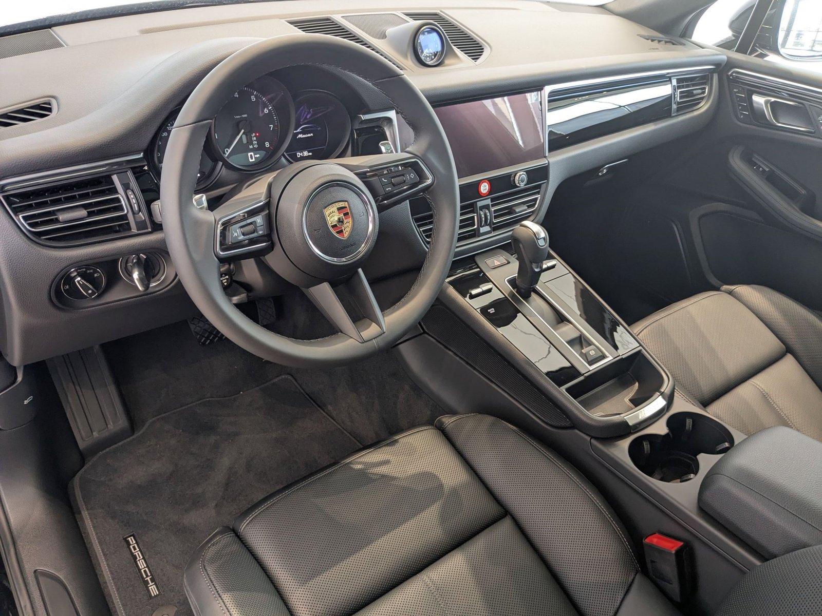 2025 Porsche Macan S photo 4