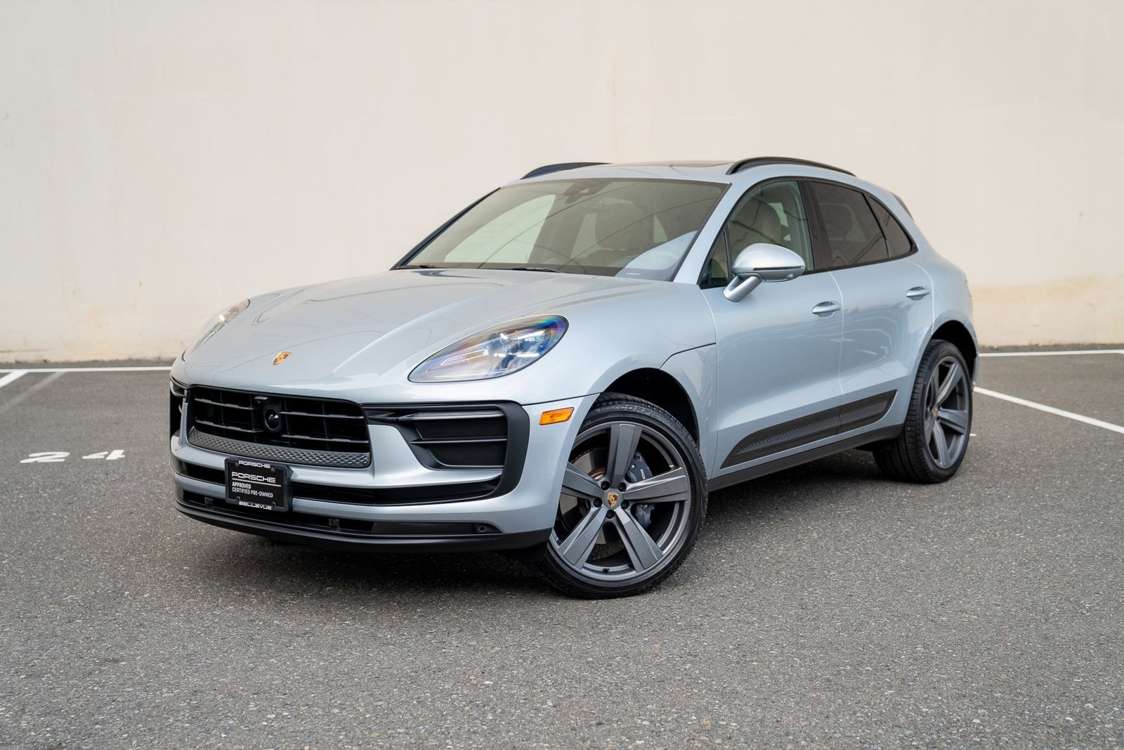 2025 Porsche Macan's photo