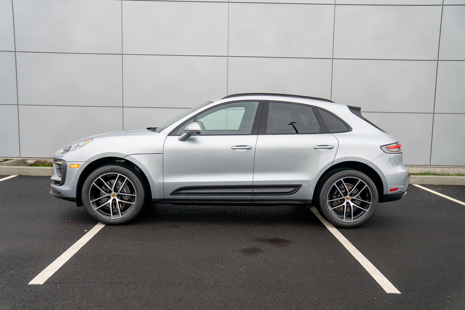 2025 Porsche Macan S photo 2