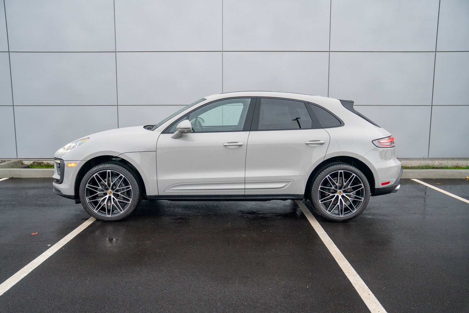2025 Porsche Macan T photo 2