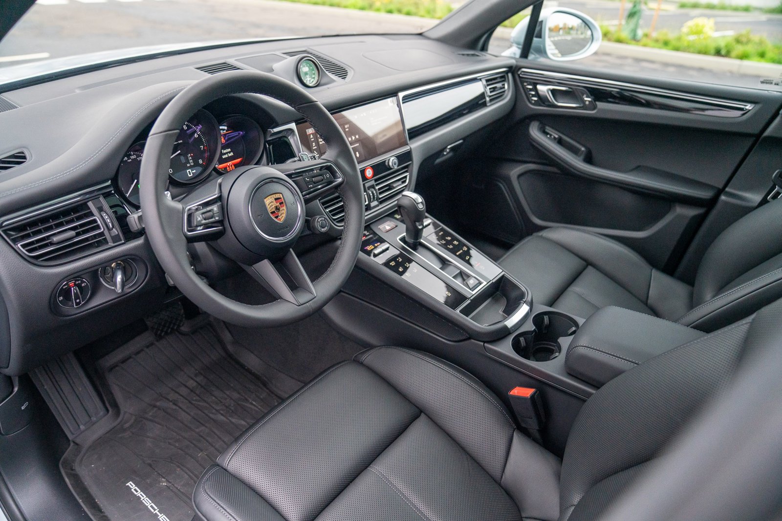 2026 Porsche Macan T photo 4