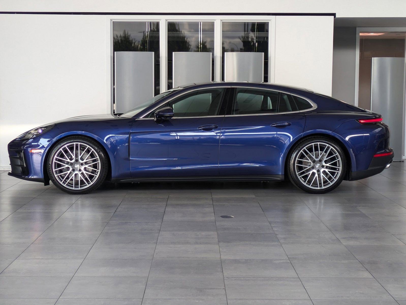 2024 Porsche Panamera 4 photo 2