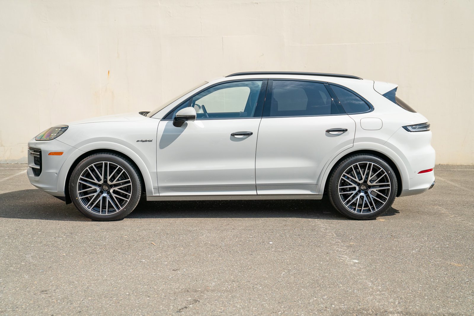 2025 Porsche Cayenne E-Hybrid Turbo photo 2