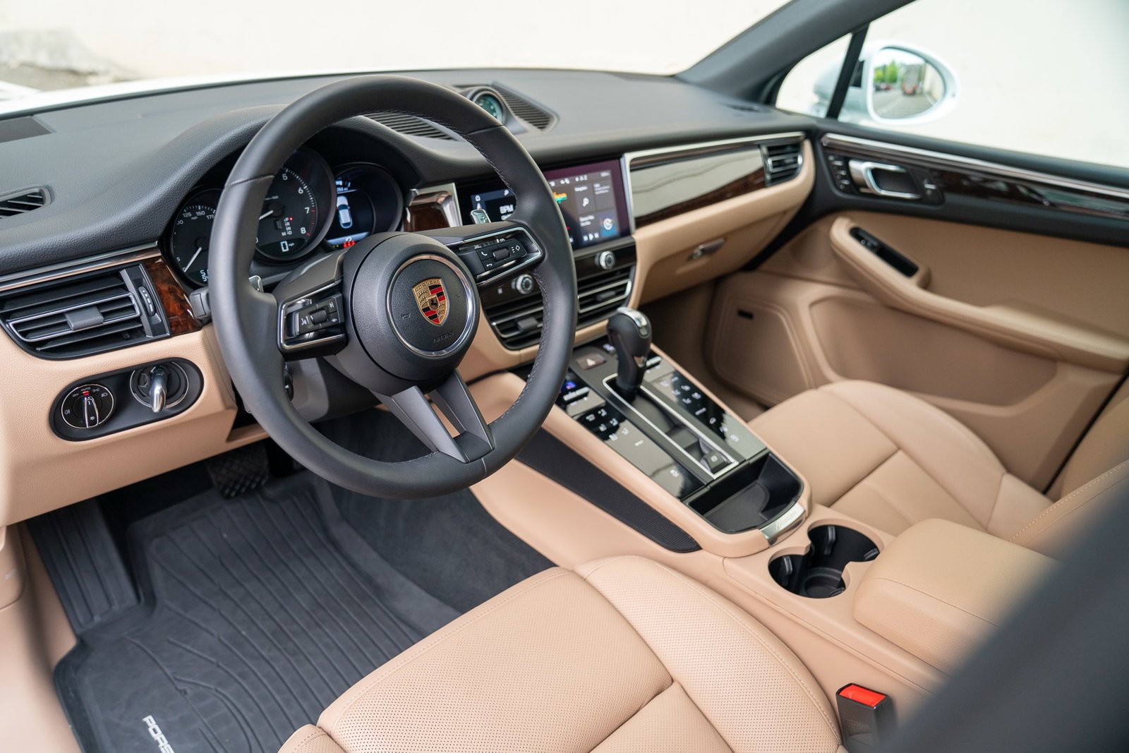 2025 Porsche Macan S photo 2