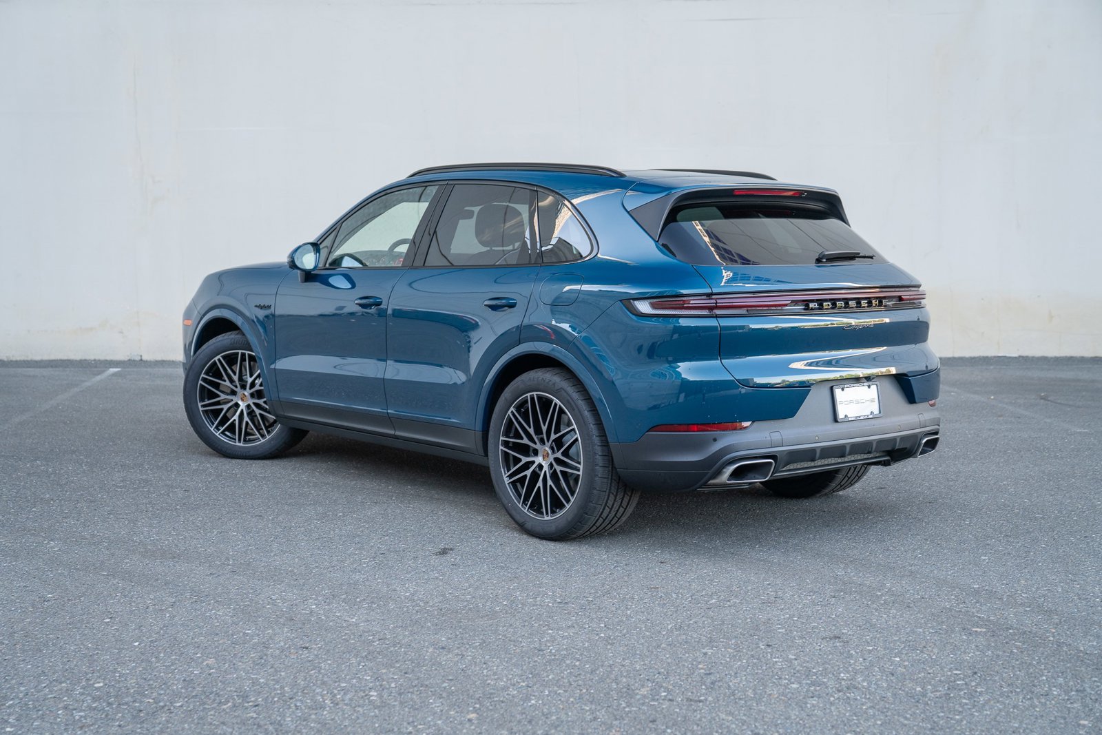 2025 Porsche Cayenne E-Hybrid photo 3