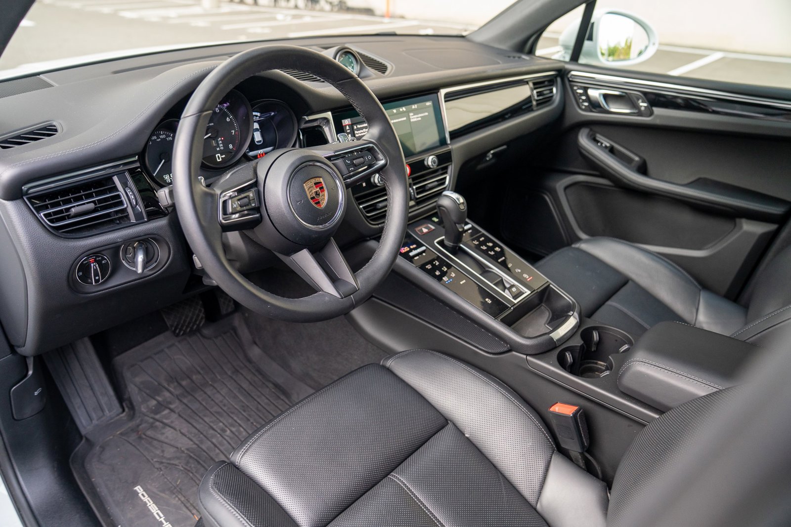 2025 Porsche Macan S photo 2
