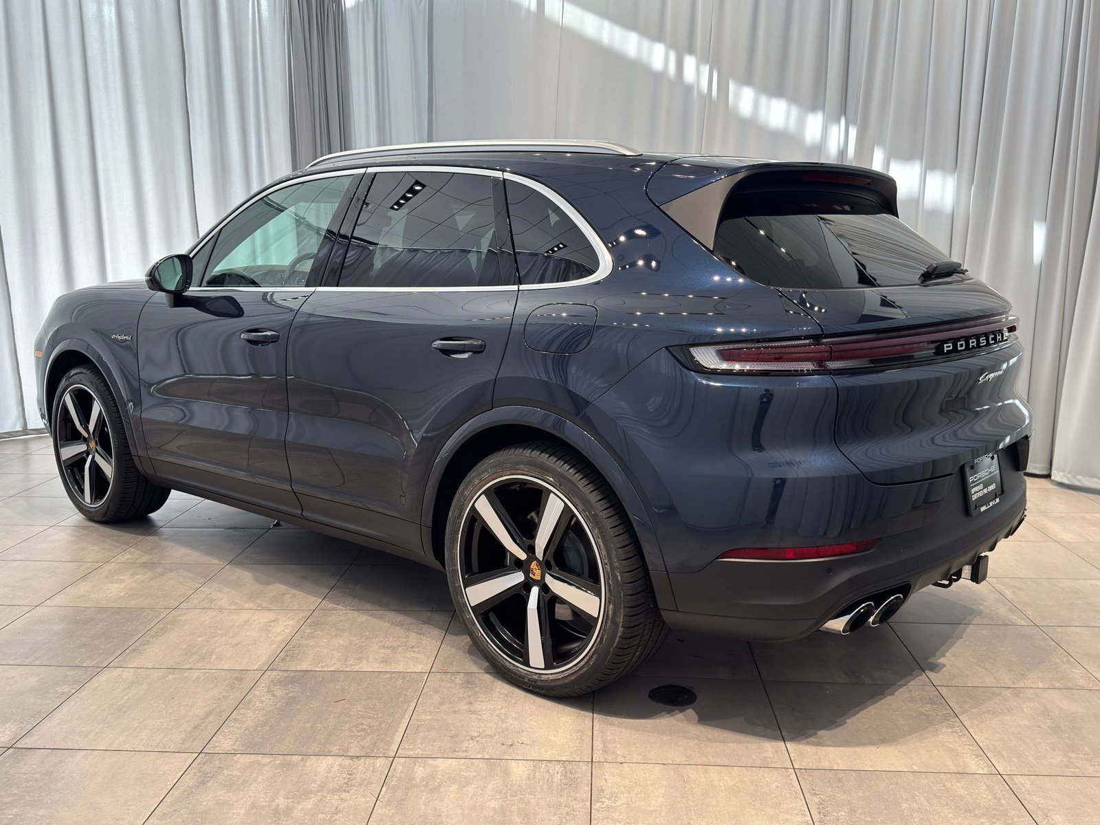 2024 Porsche Cayenne E-Hybrid photo 3