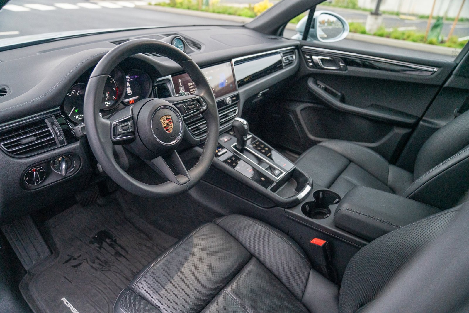 2025 Porsche Macan S photo 4