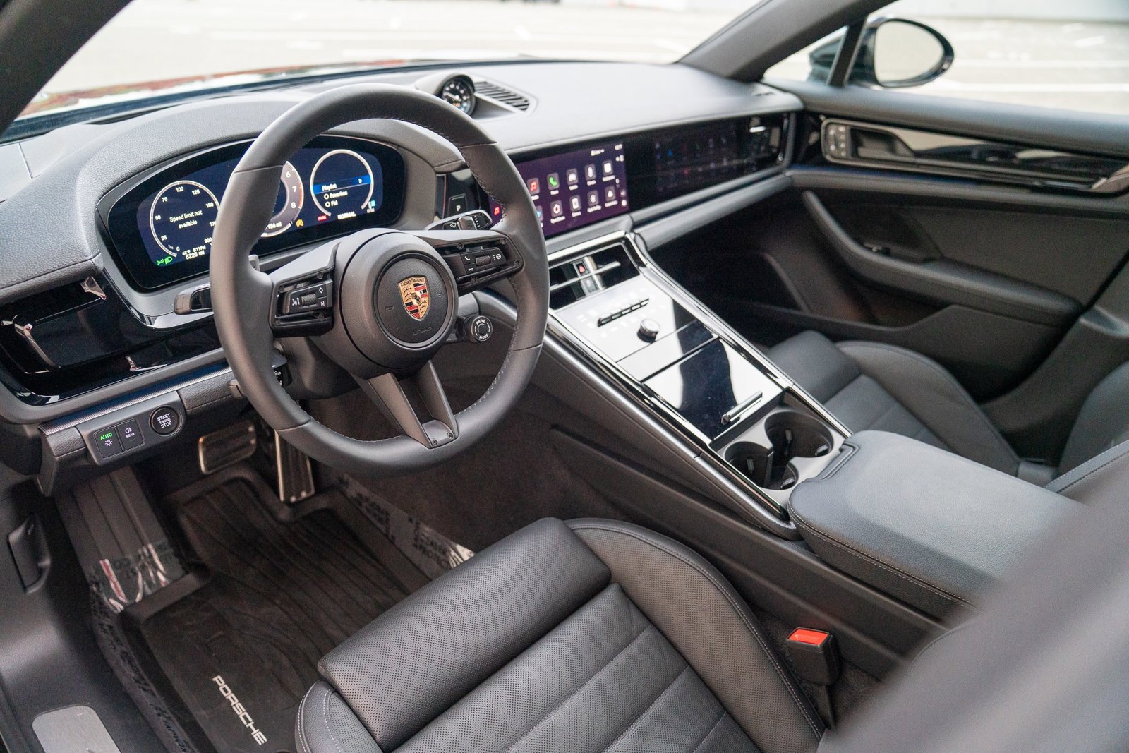 2025 Porsche Panamera 4 photo 2