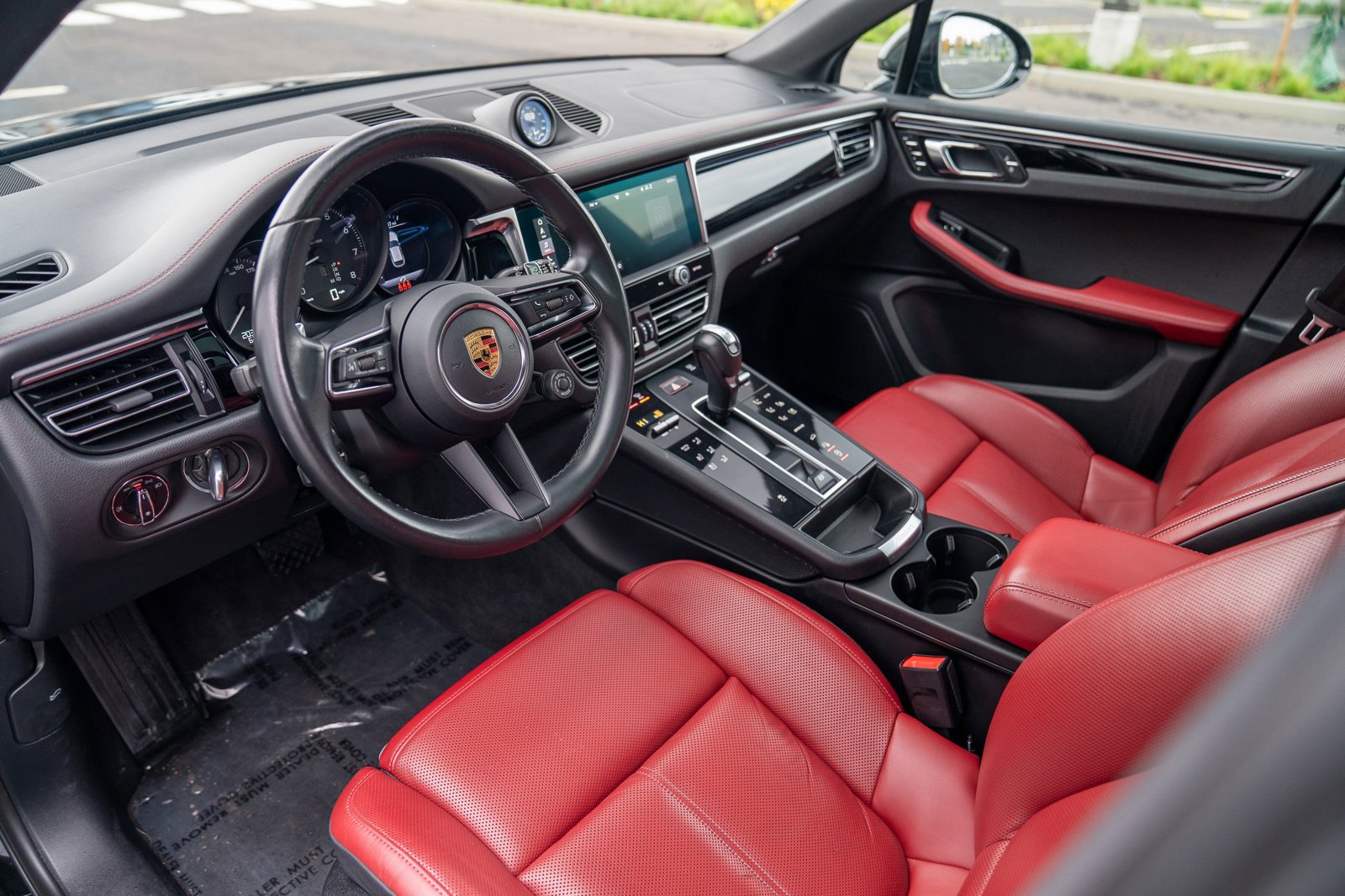 2023 Porsche Macan T photo 4