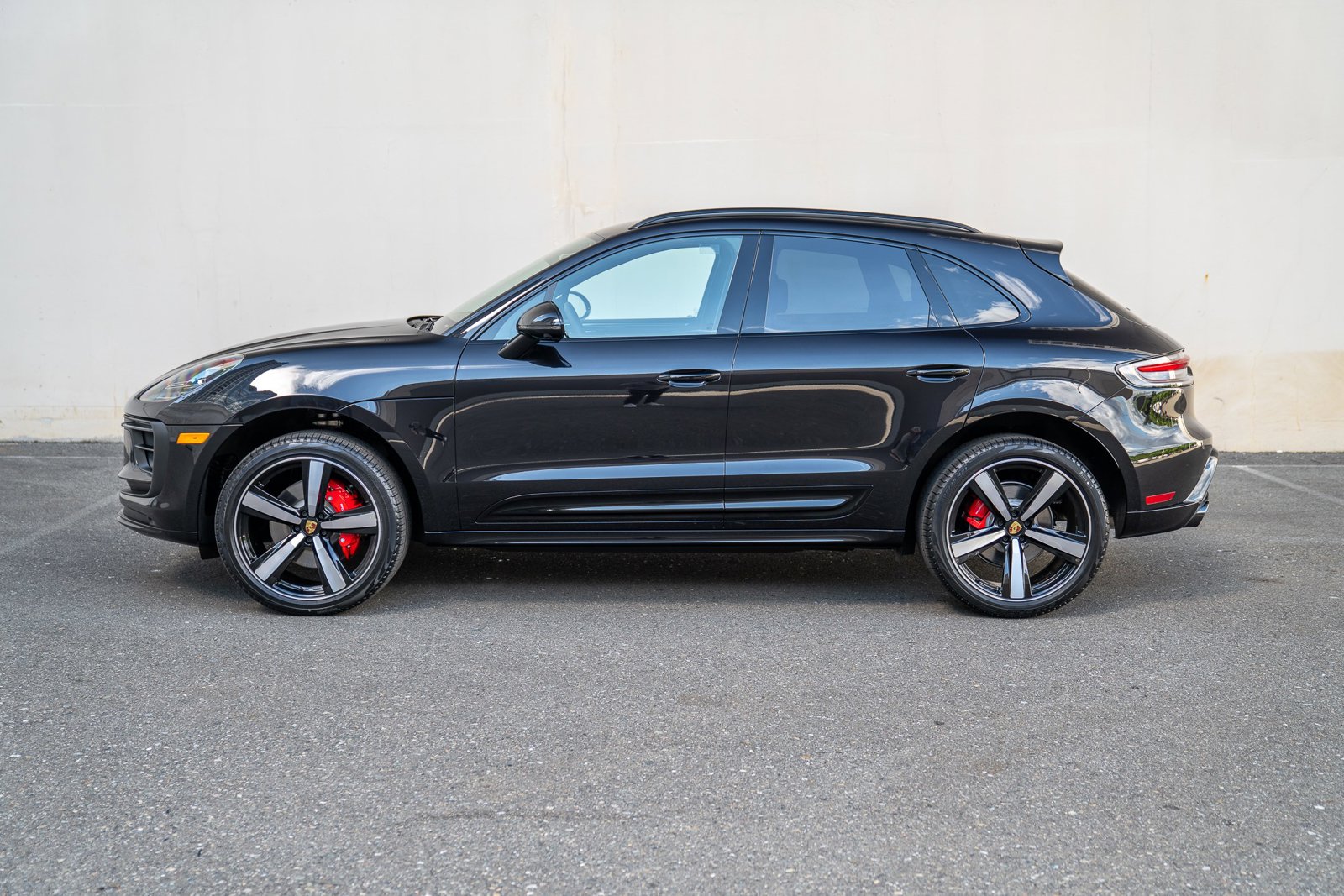 2025 Porsche Macan S photo 2