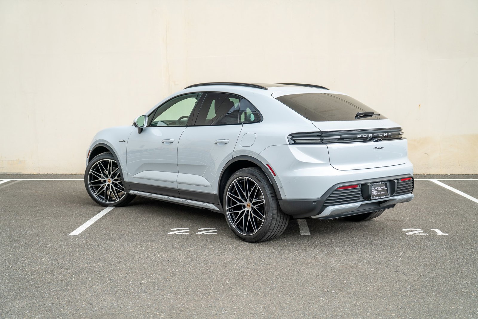 2025 Porsche Macan Electric photo 3