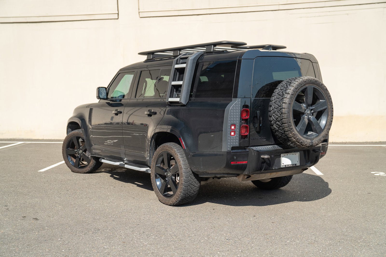 2023 Land Rover Defender 130 X-Dynamic SE photo 3