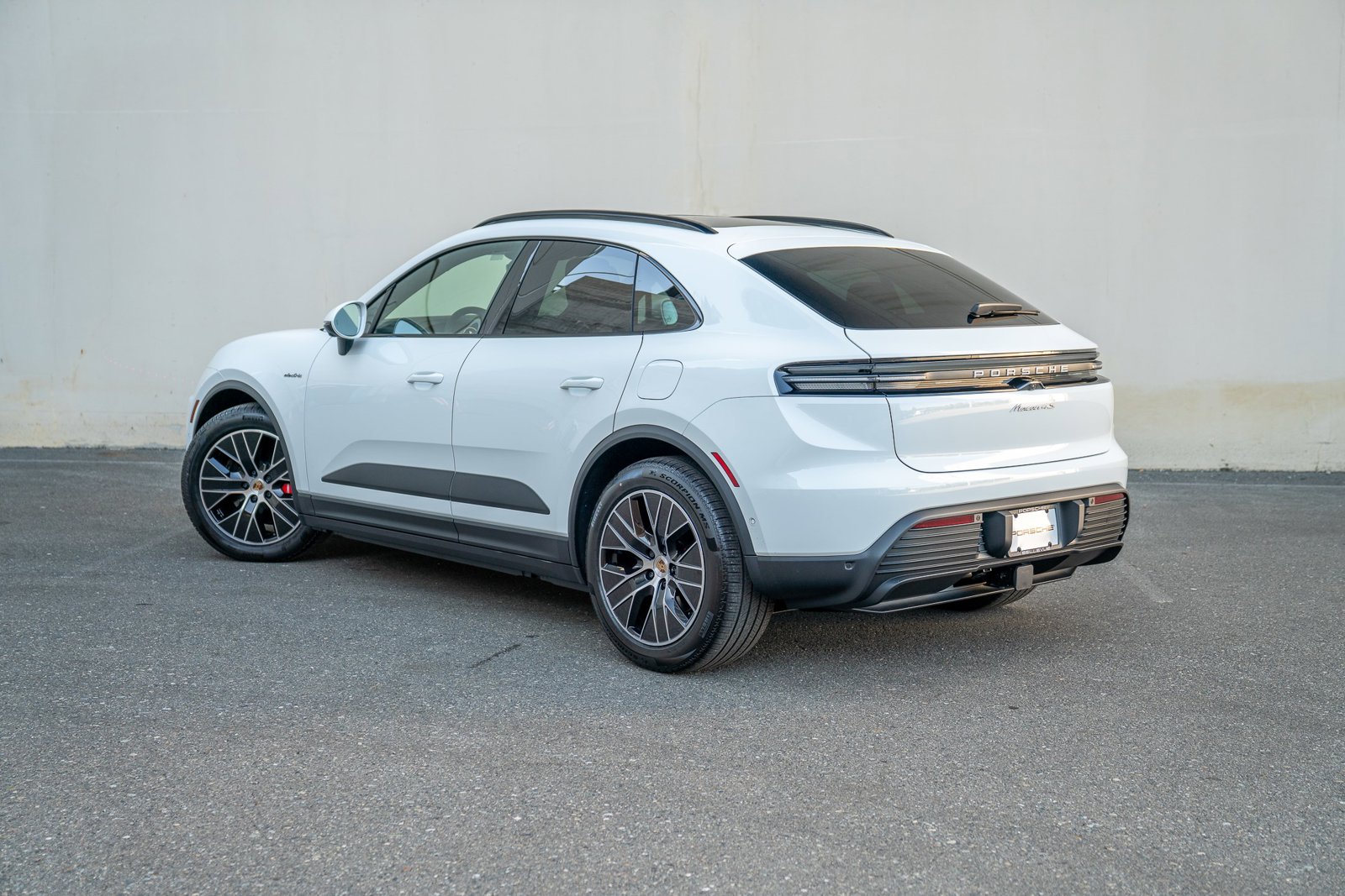 2025 Porsche Macan Electric photo 3