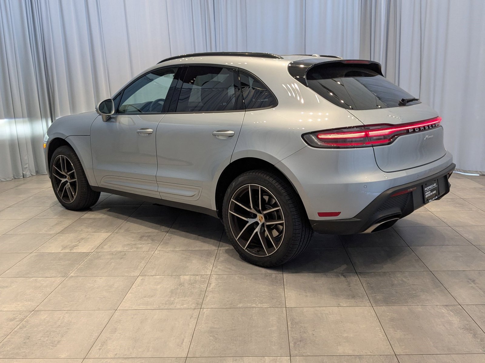 2024 Porsche Macan photo 3