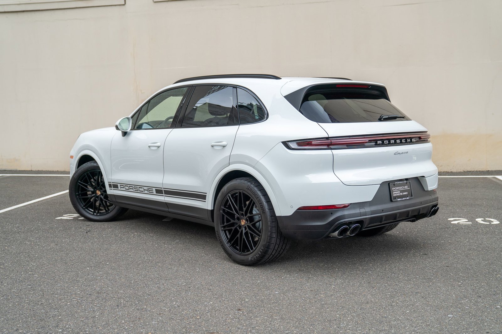 2025 Porsche Cayenne photo 2