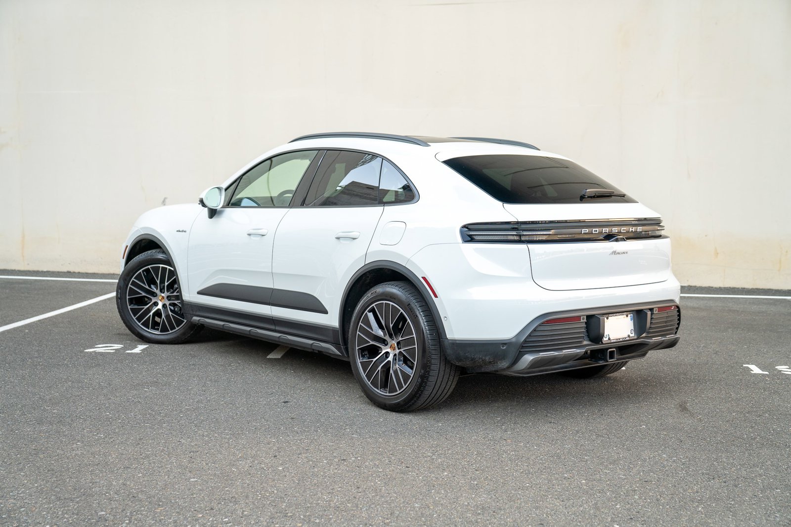 2025 Porsche Macan Electric photo 3