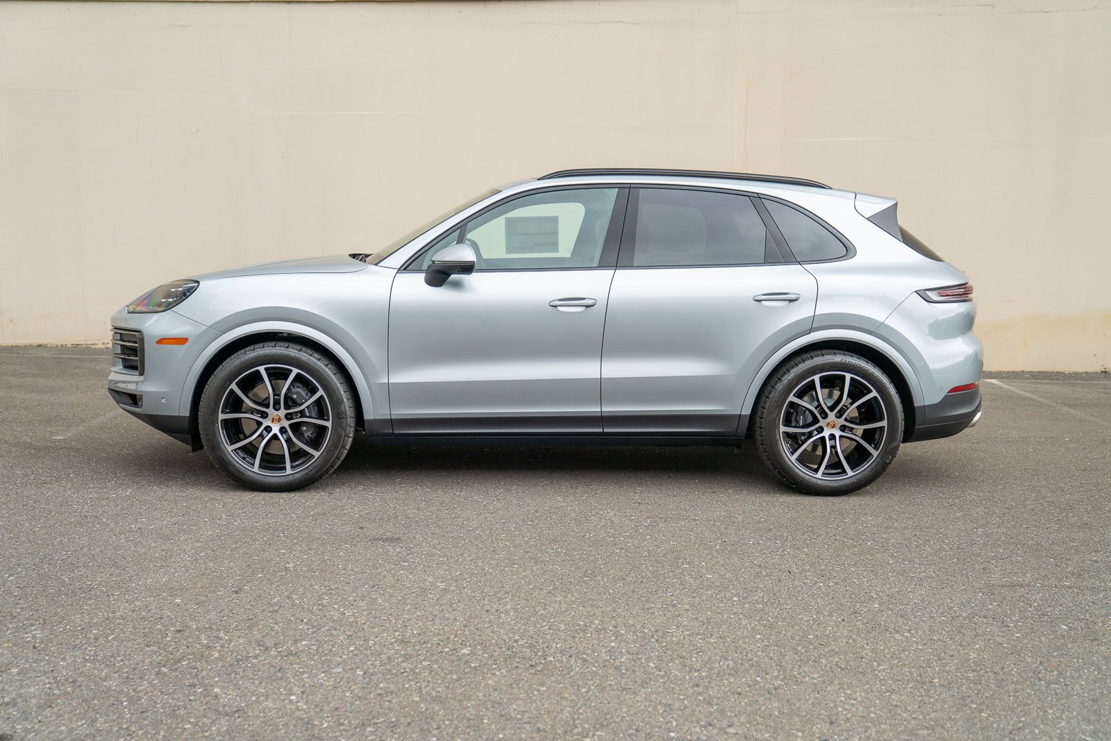 2025 Porsche Cayenne photo 2