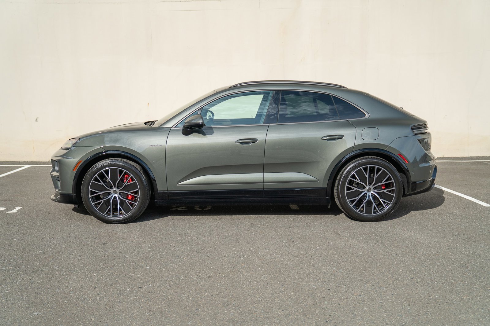 2025 Porsche Macan Electric Turbo photo 2