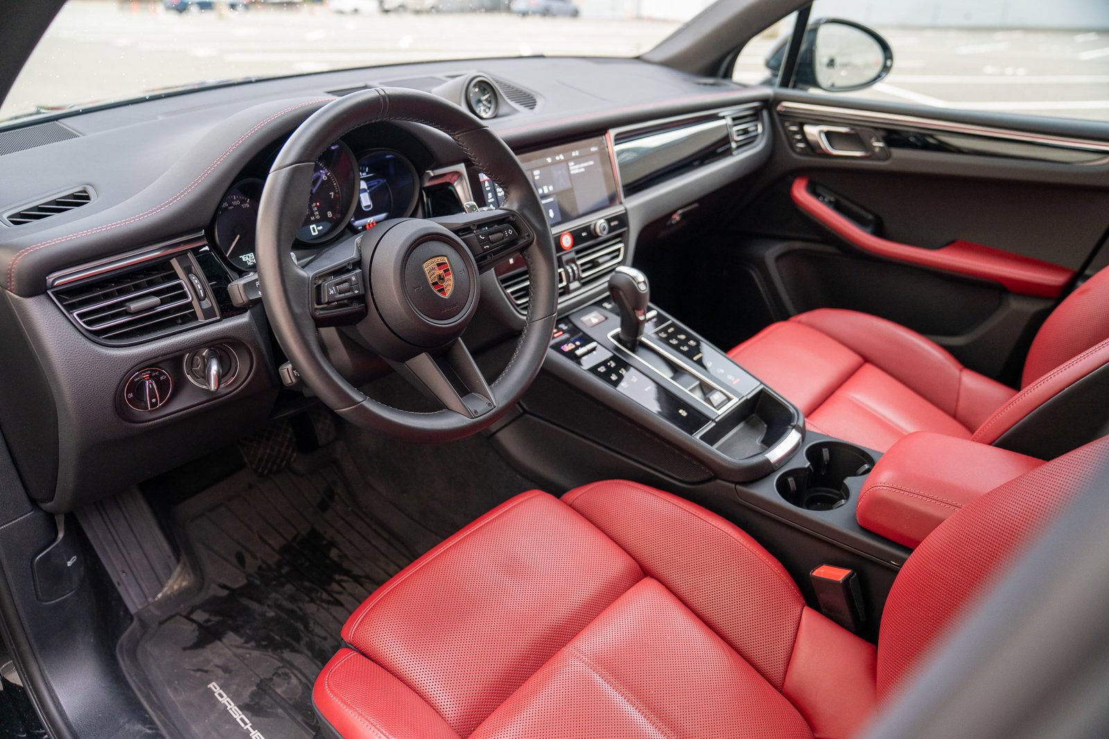 2025 Porsche Macan S photo 3