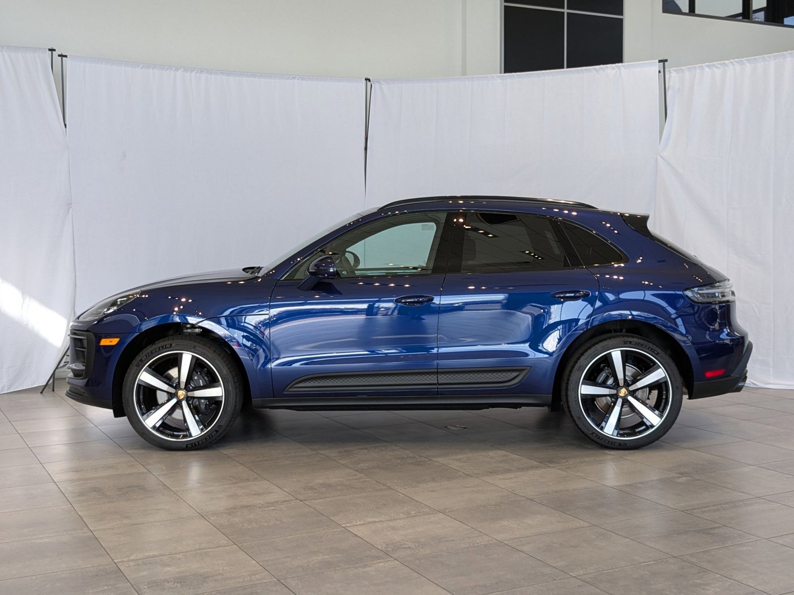 2025 Porsche Macan T photo 2