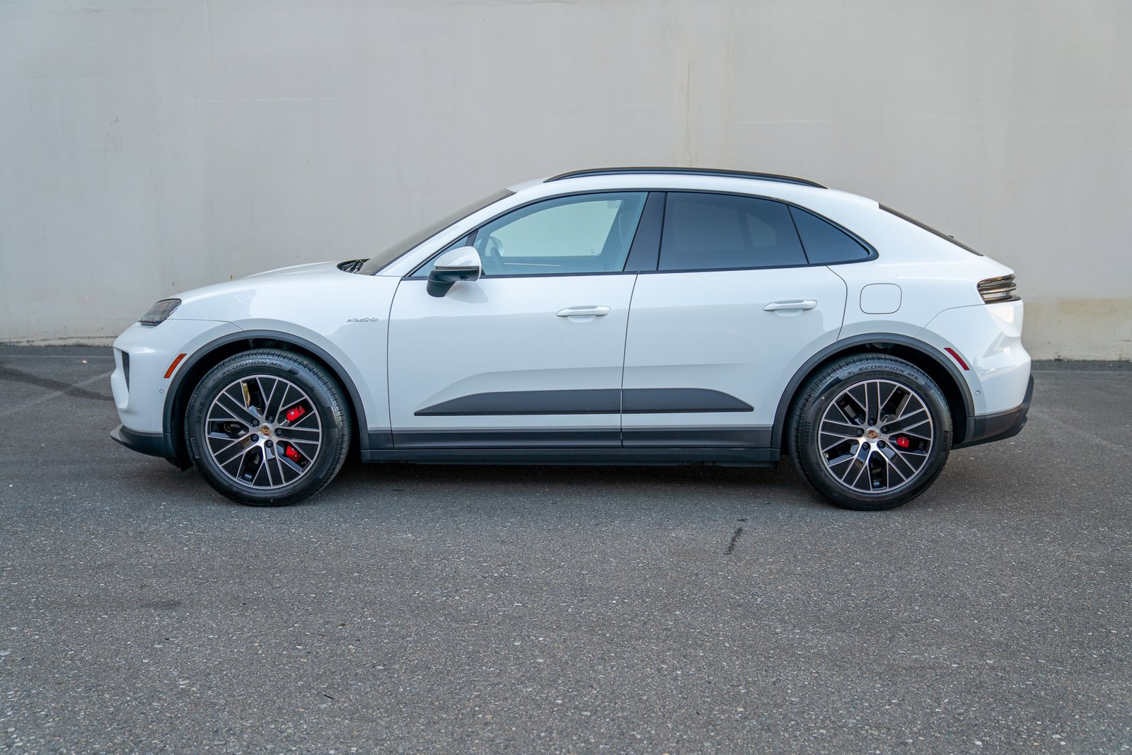 2025 Porsche Macan Electric photo 2