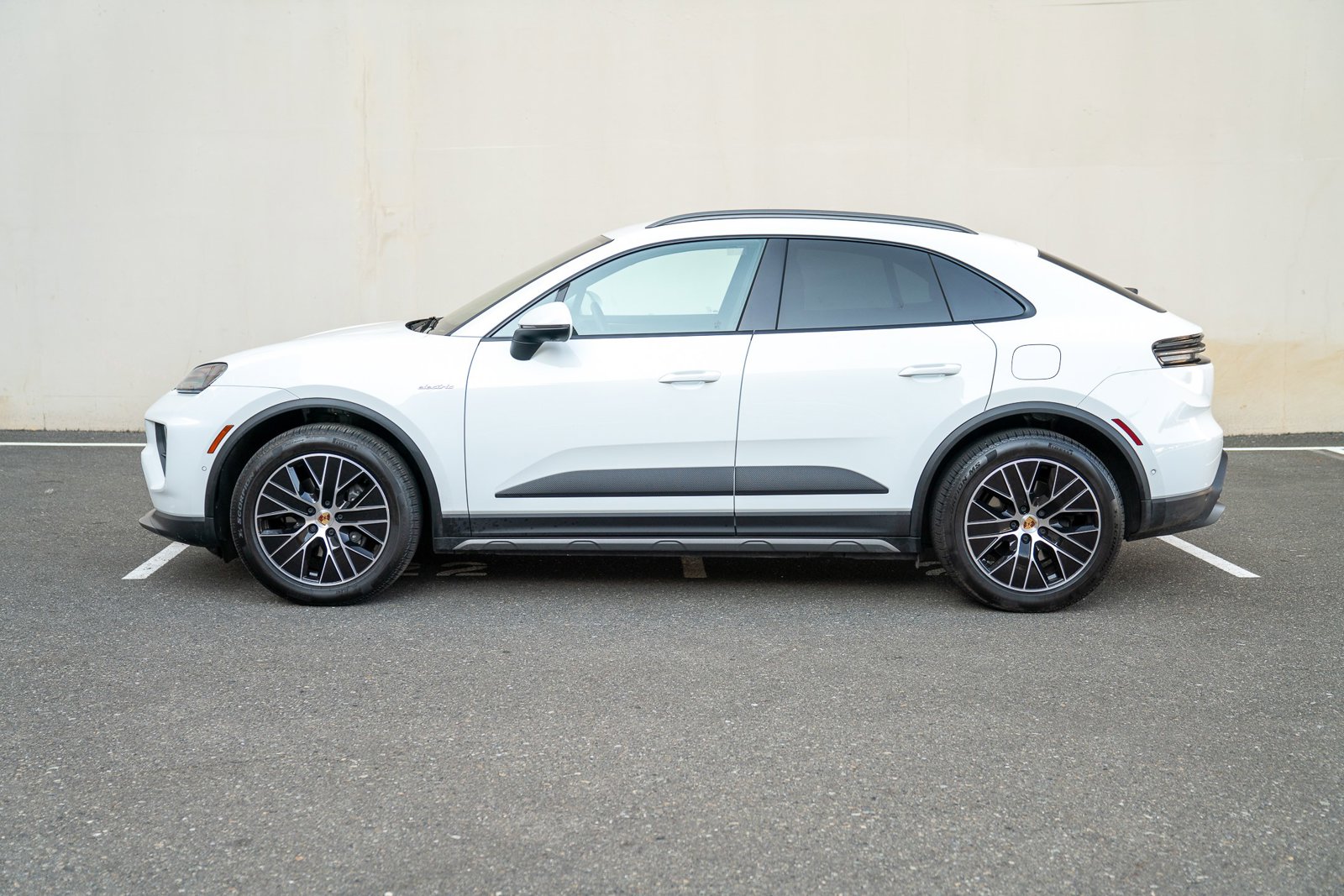 2025 Porsche Macan Electric photo 2