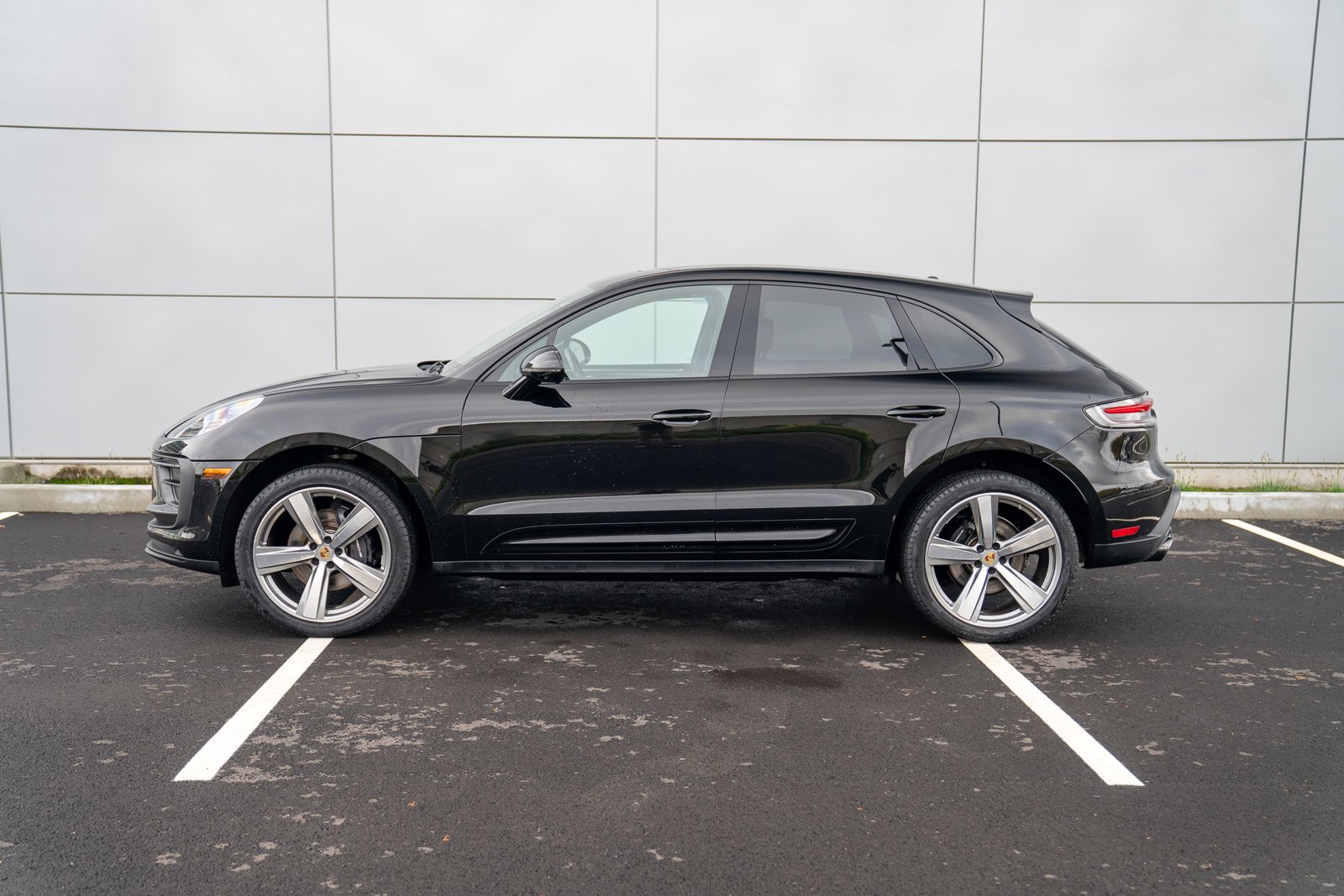 2023 Porsche Macan T photo 2