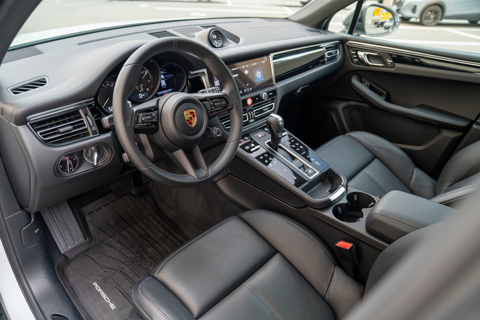 2025 Porsche Macan T photo 2