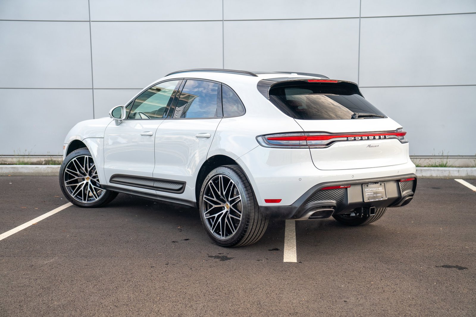 2025 Porsche Macan S photo 3