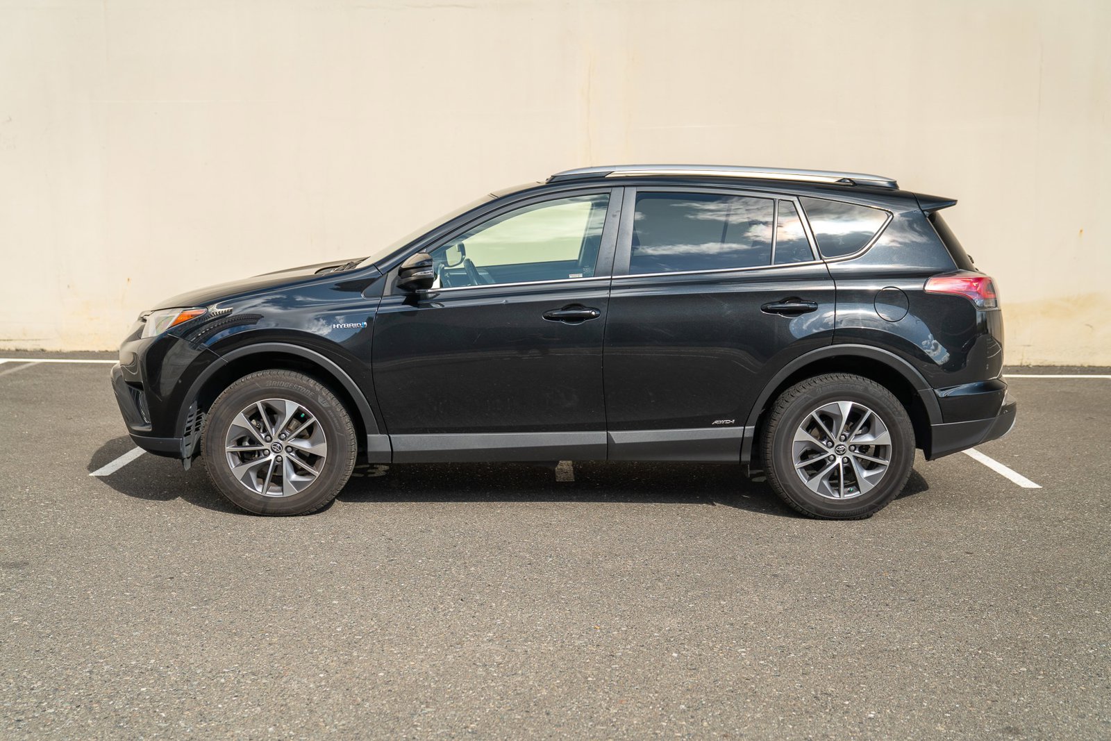 2018 Toyota RAV4 Hybrid XLE photo 2