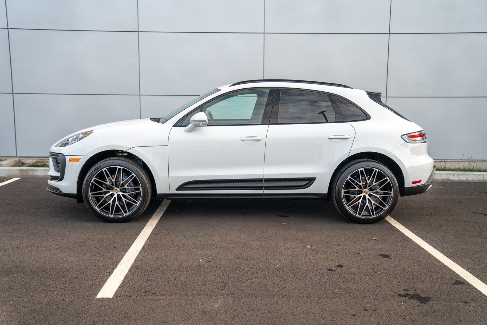 2025 Porsche Macan S photo 2