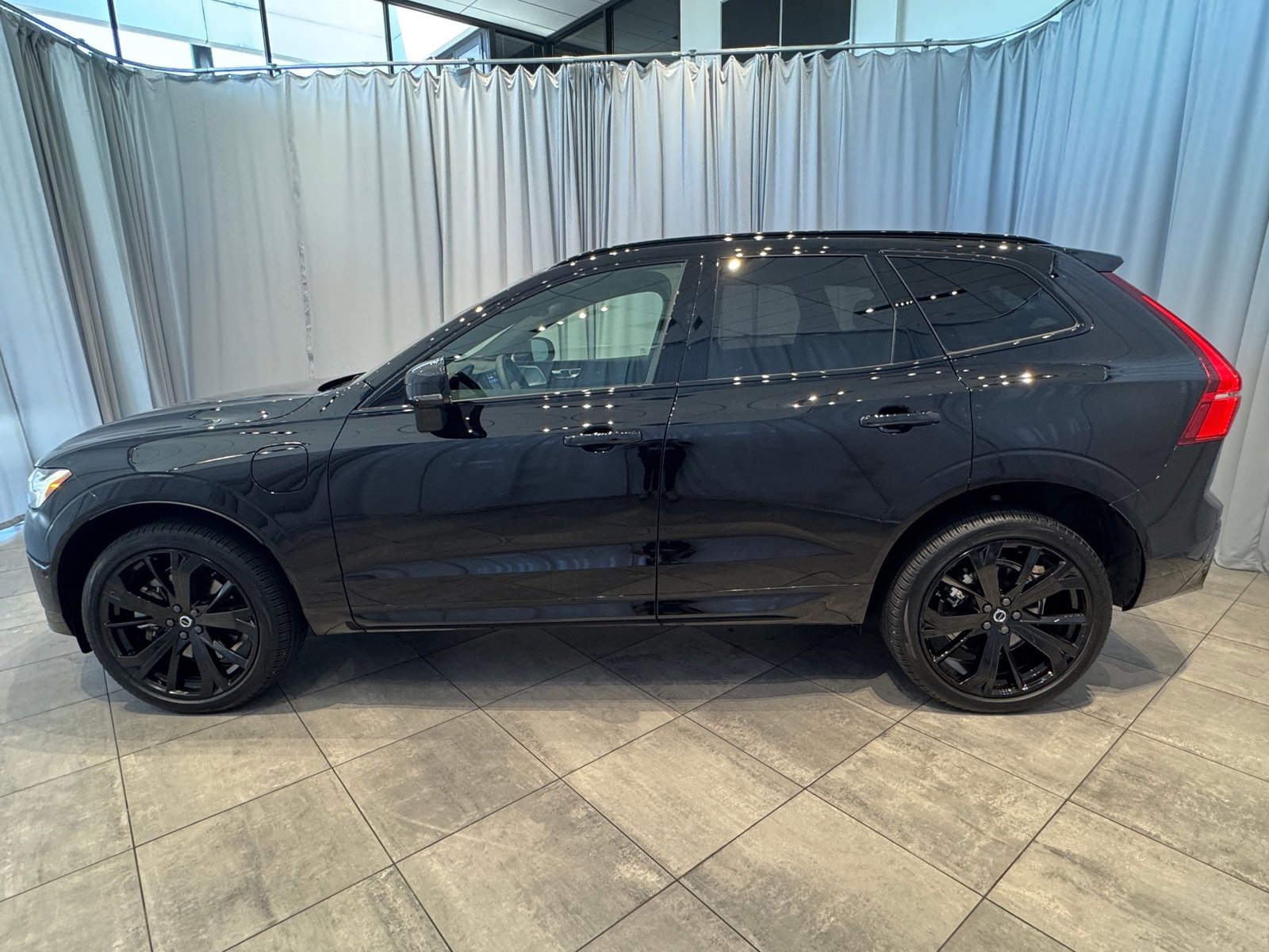 2024 Volvo XC60 Hybrid T8 Ultimate Black Edition photo 2