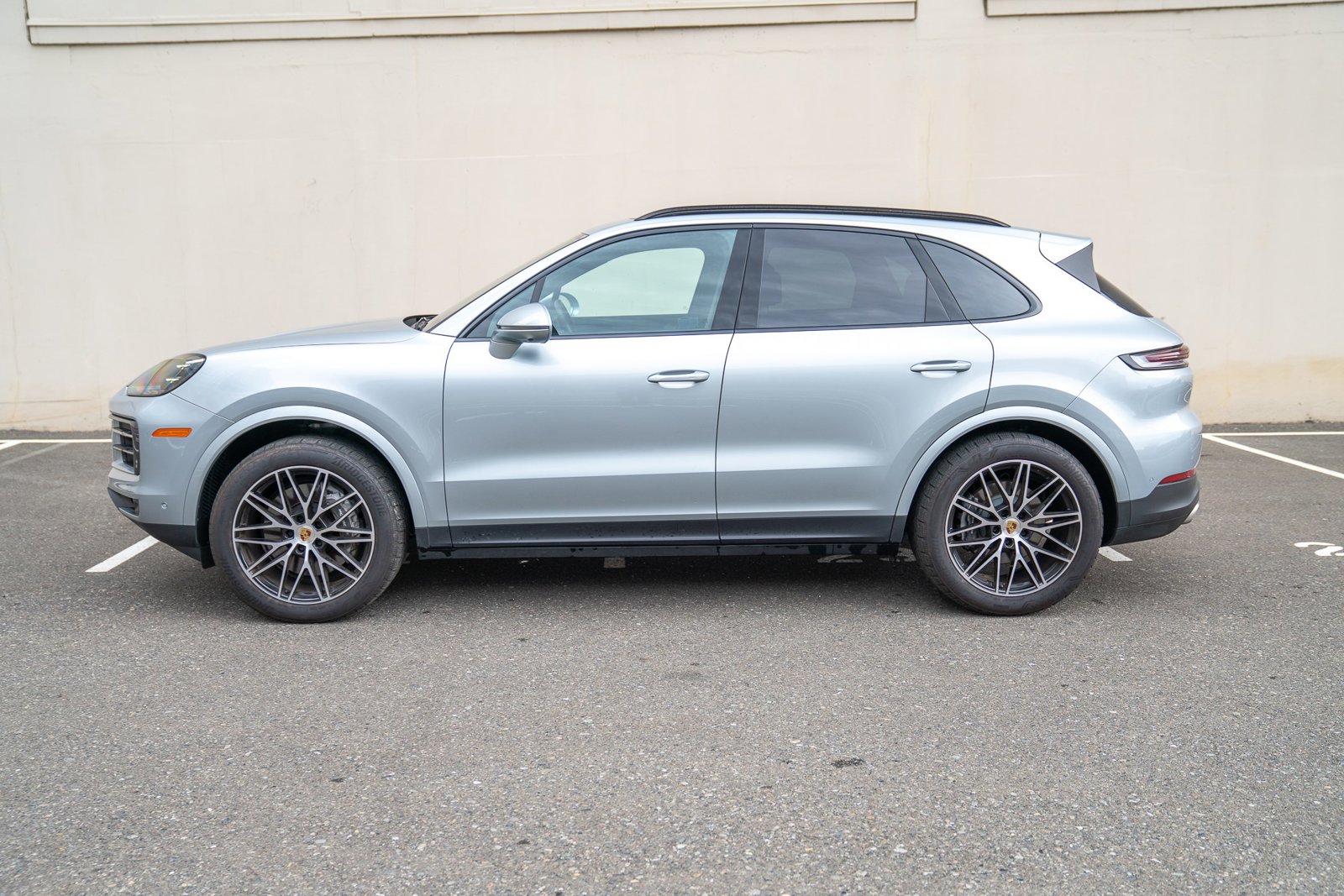 2024 Porsche Cayenne photo 2