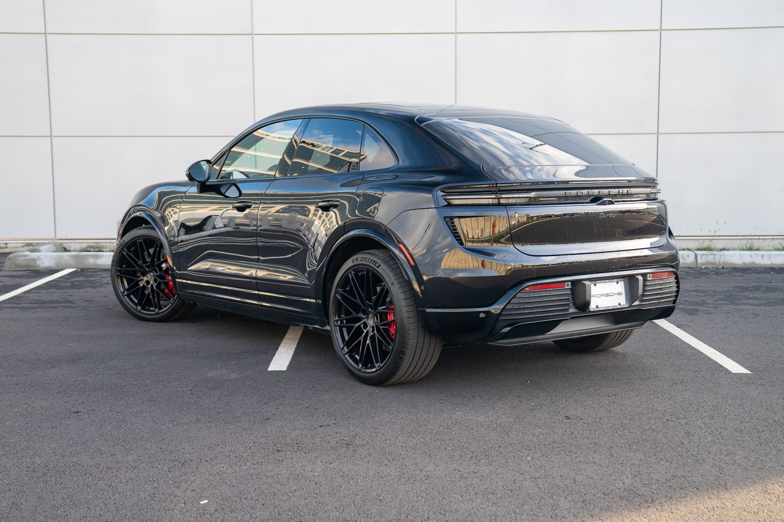 2025 Porsche Macan Electric Turbo photo 3