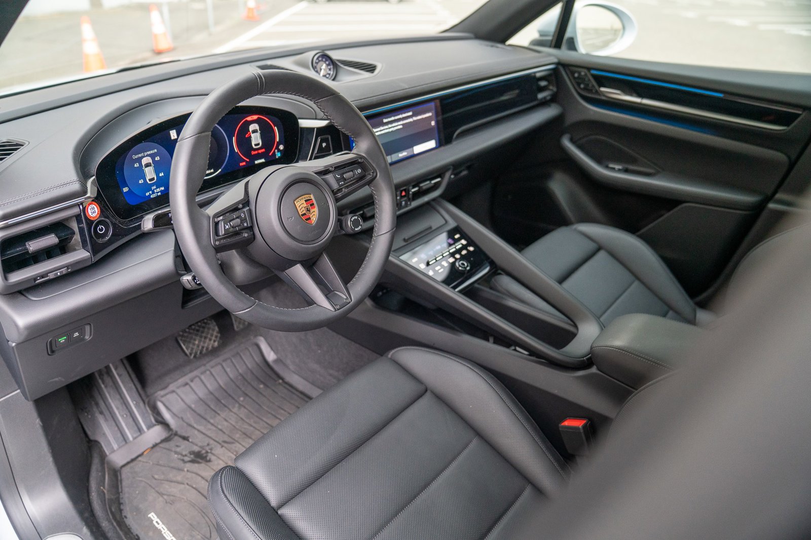2025 Porsche Macan Electric photo 4