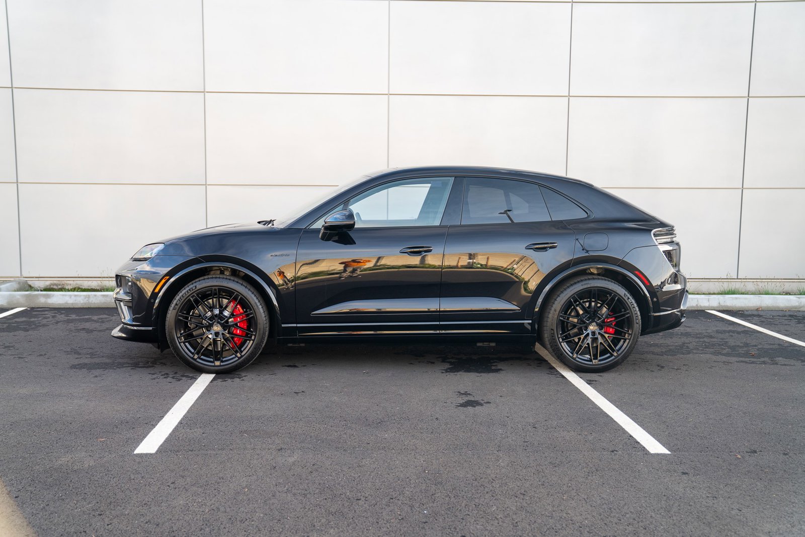 2025 Porsche Macan Electric Turbo photo 2