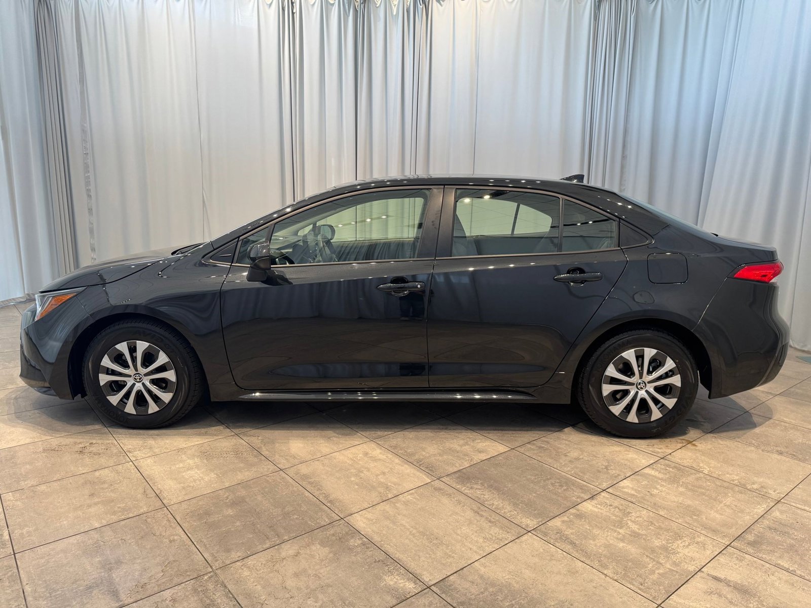 Used 2022 Toyota Corolla LE with VIN JTDEAMDE5NJ055934 for sale in Bellevue, WA