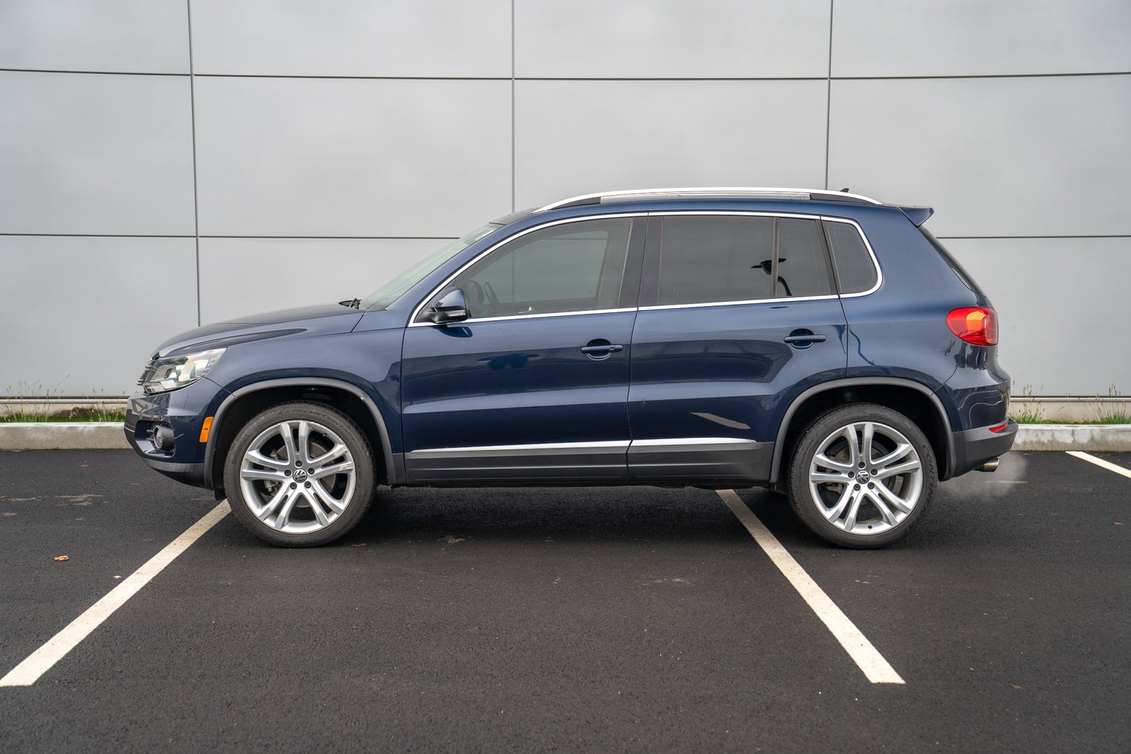 2016 Volkswagen Tiguan SEL photo 2