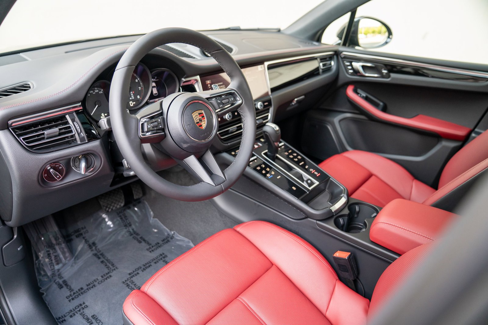 2025 Porsche Macan T photo 4