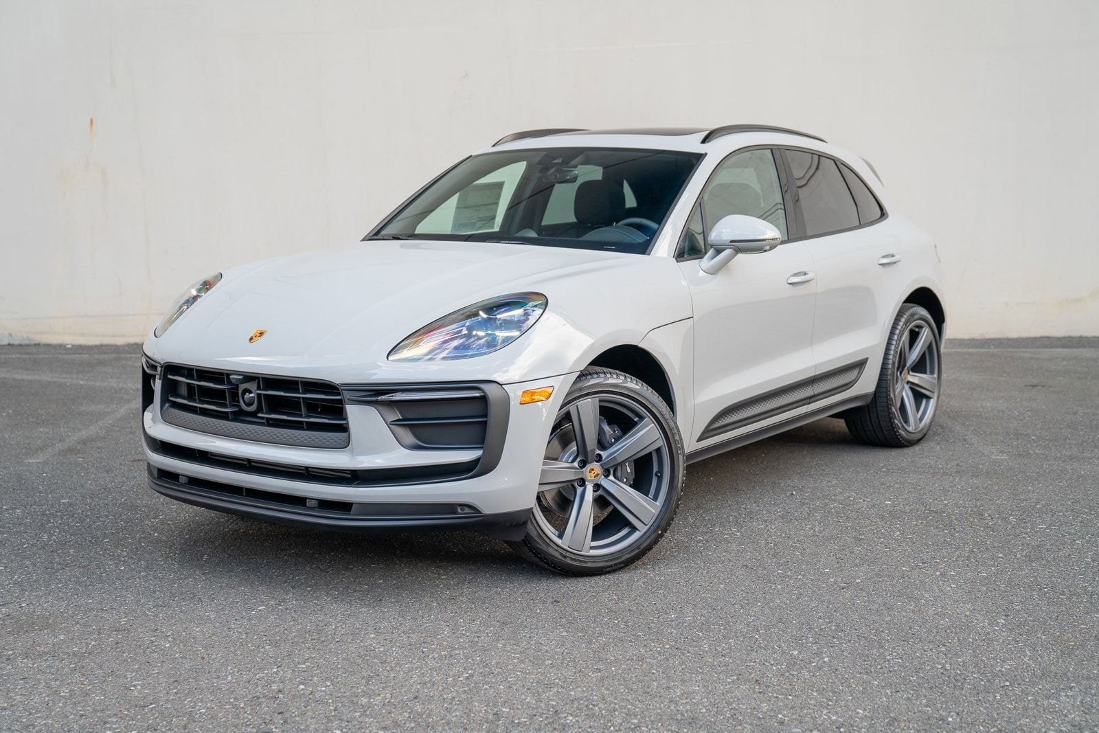 2025 Porsche Macan's photo