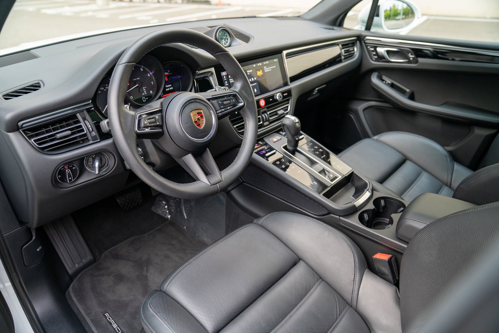 2025 Porsche Macan T photo 3
