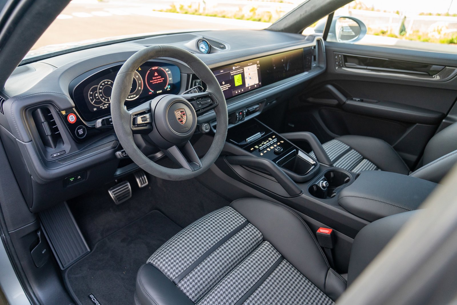 2026 Porsche Cayenne Coupe GTS photo 4