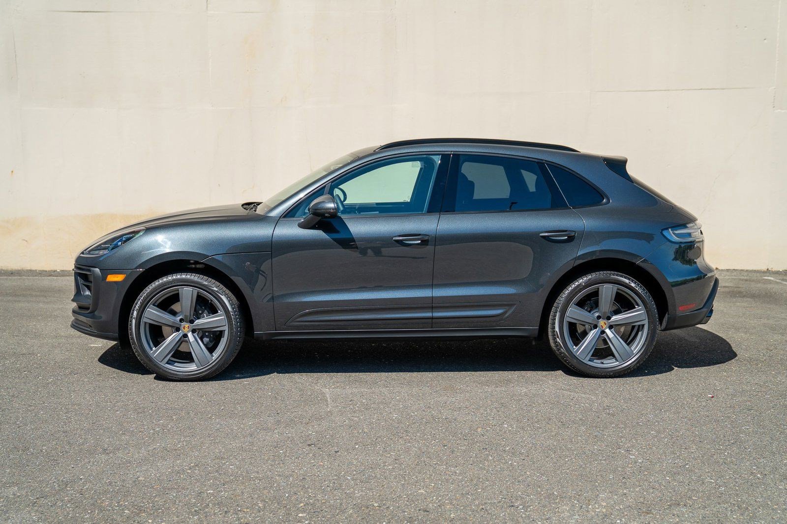 2025 Porsche Macan T photo 2