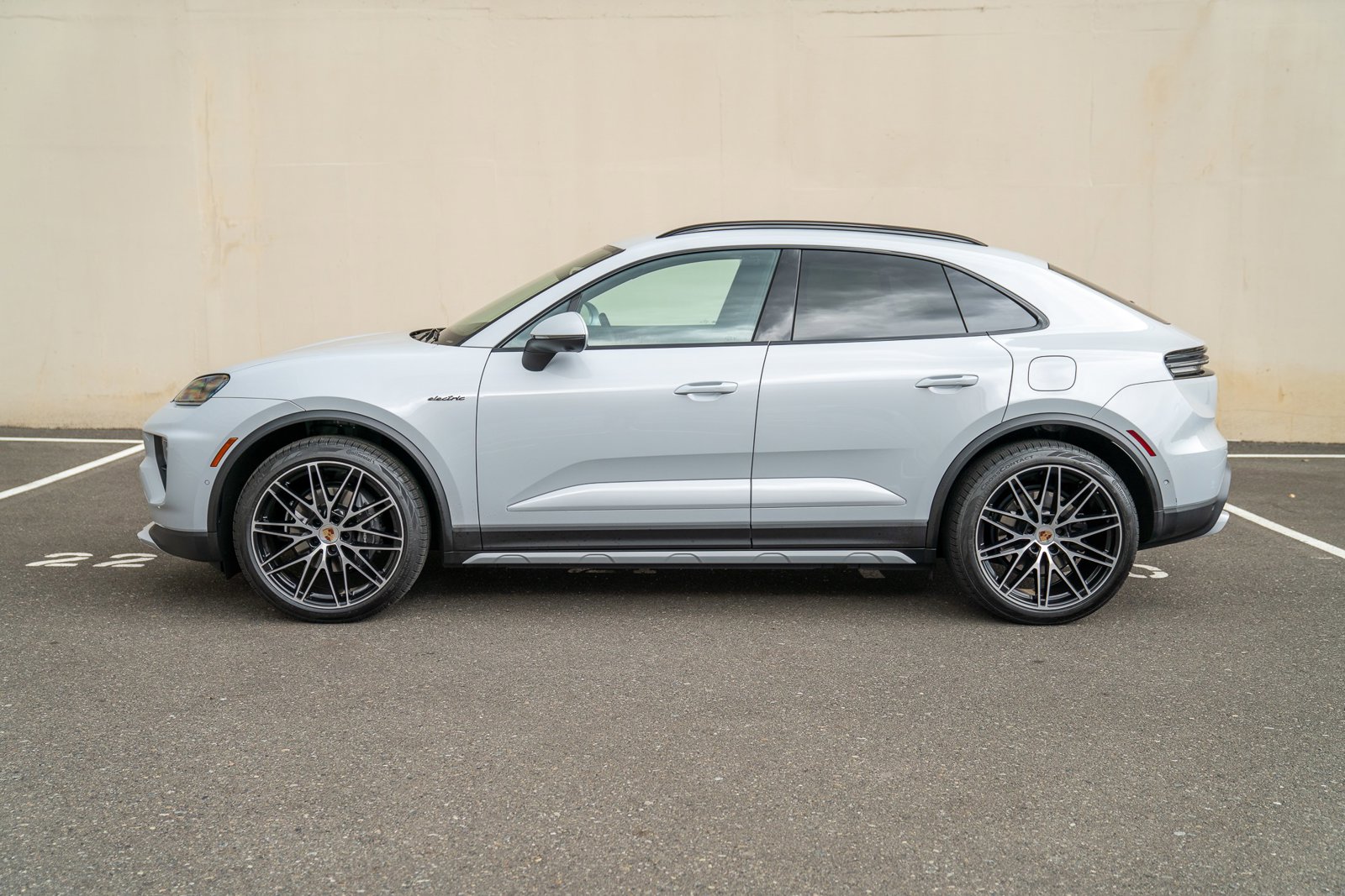 2025 Porsche Macan Electric photo 2