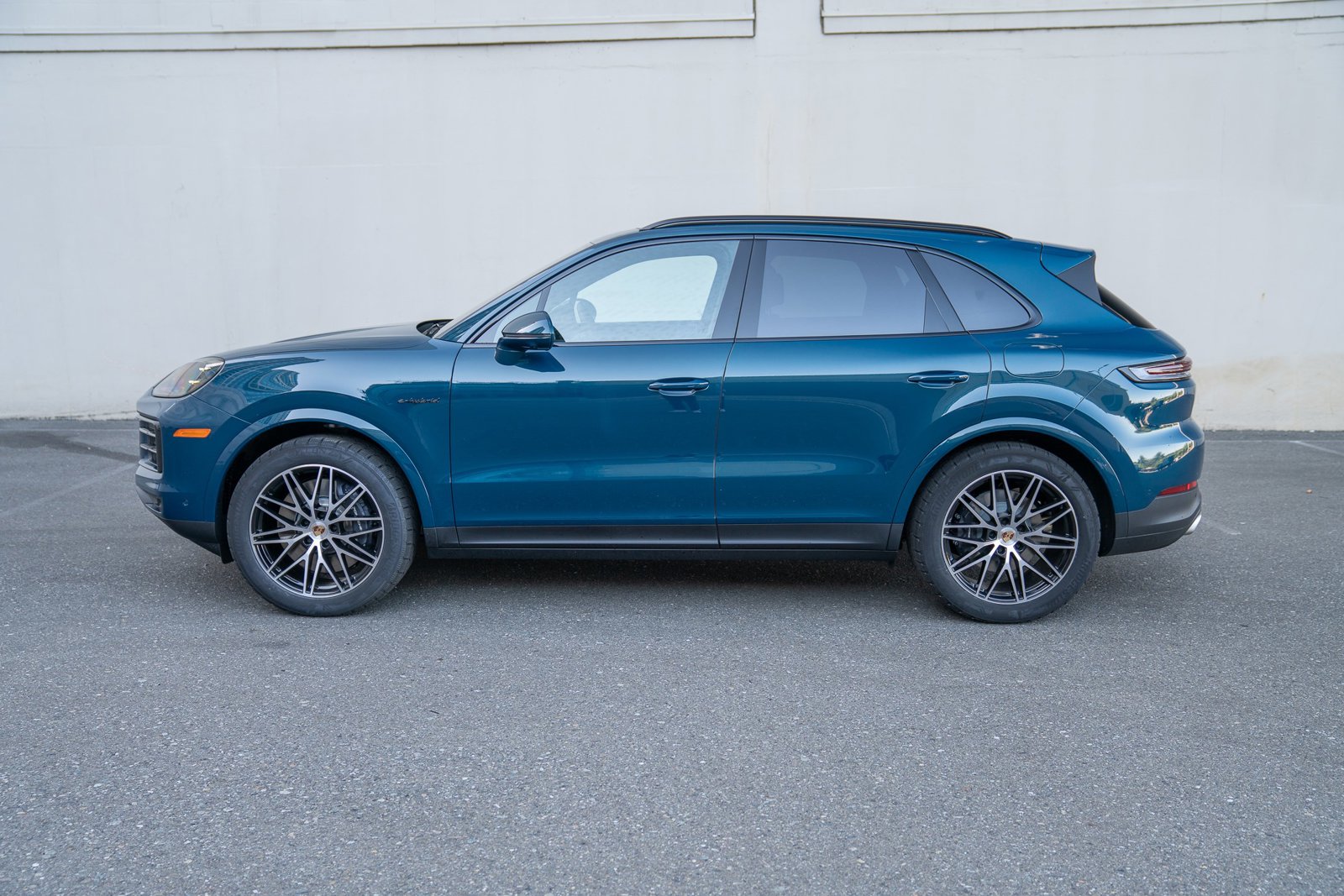 2025 Porsche Cayenne E-Hybrid photo 2