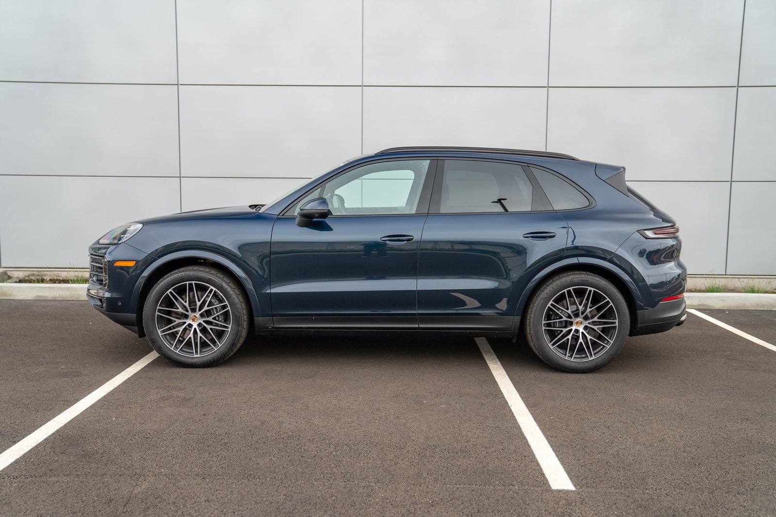2025 Porsche Cayenne photo 2