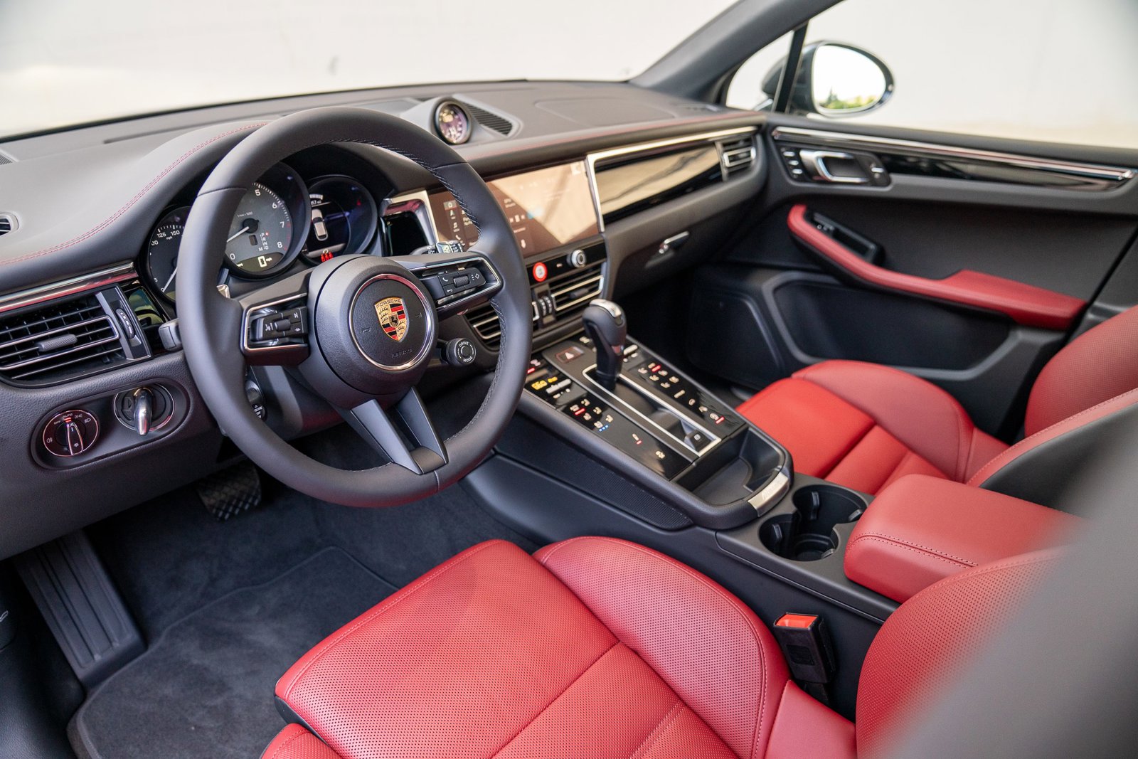 2025 Porsche Macan S photo 4