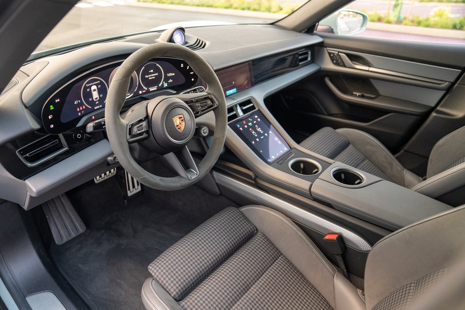 2025 Porsche Taycan Cross Turismo 4S photo 4