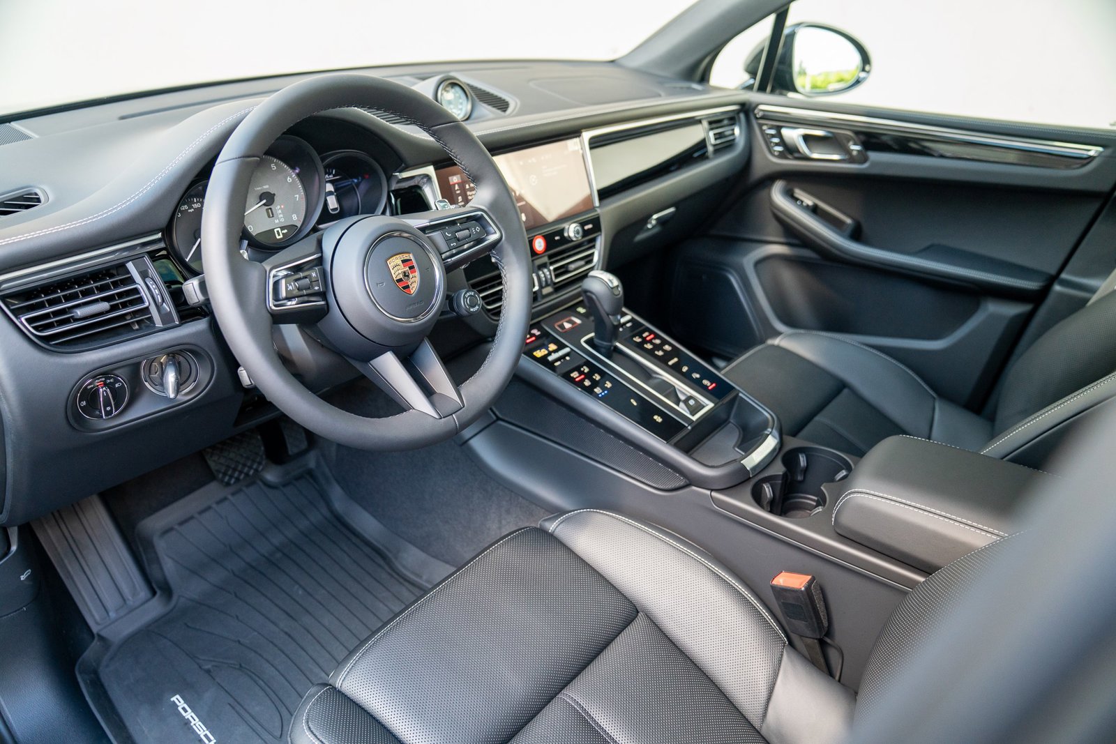 2025 Porsche Macan S photo 4